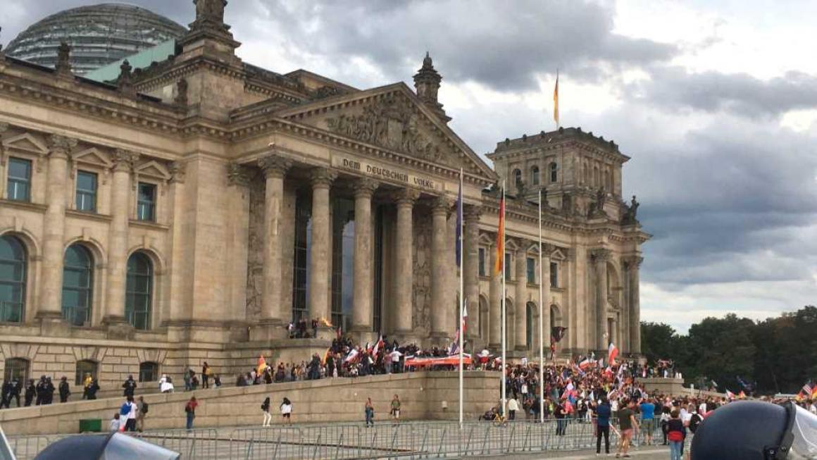 Галерия :: Снимка 3 :: В снимки: Хиляди протестират срещу коронамерките в Европа}