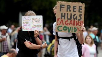 Хиляди протестират срещу коронамерките в Европа