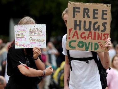 Хиляди протестират срещу коронамерките в Европа