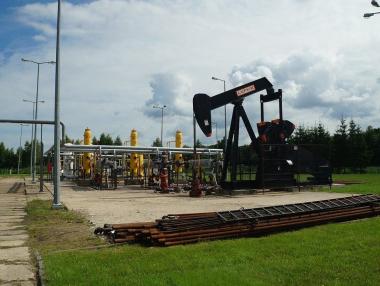 Петролът върви към пети пореден месец с поскъпване