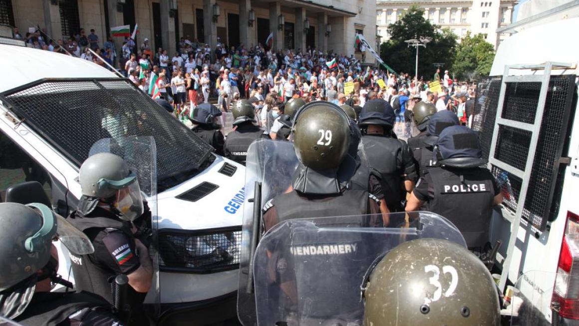 Галерия :: Снимка 1 :: Протести и напрежение в центъра на София (снимки)}