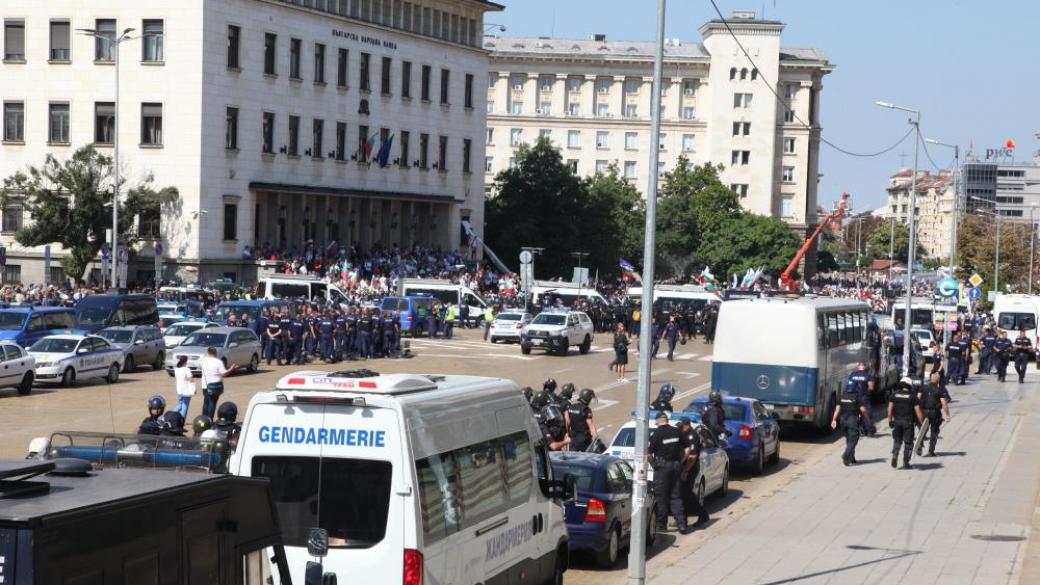Протести и напрежение в центъра на София (снимки)