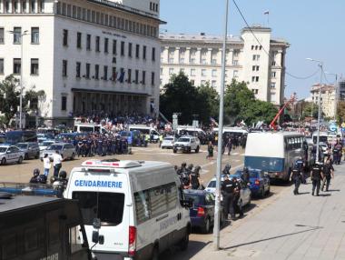 Протести и напрежение в центъра на София (снимки)
