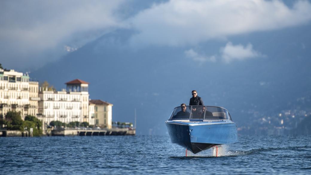 Първата в света „летяща“ електрическа лодка дебютира в Швейцария 