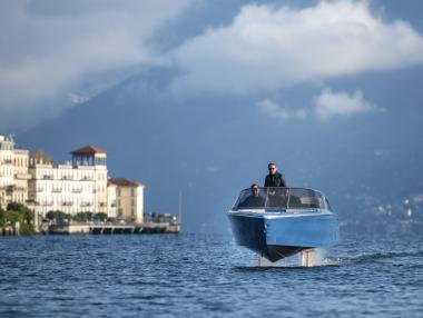 Първата в света „летяща“ електрическа лодка дебютира в Швейцария 