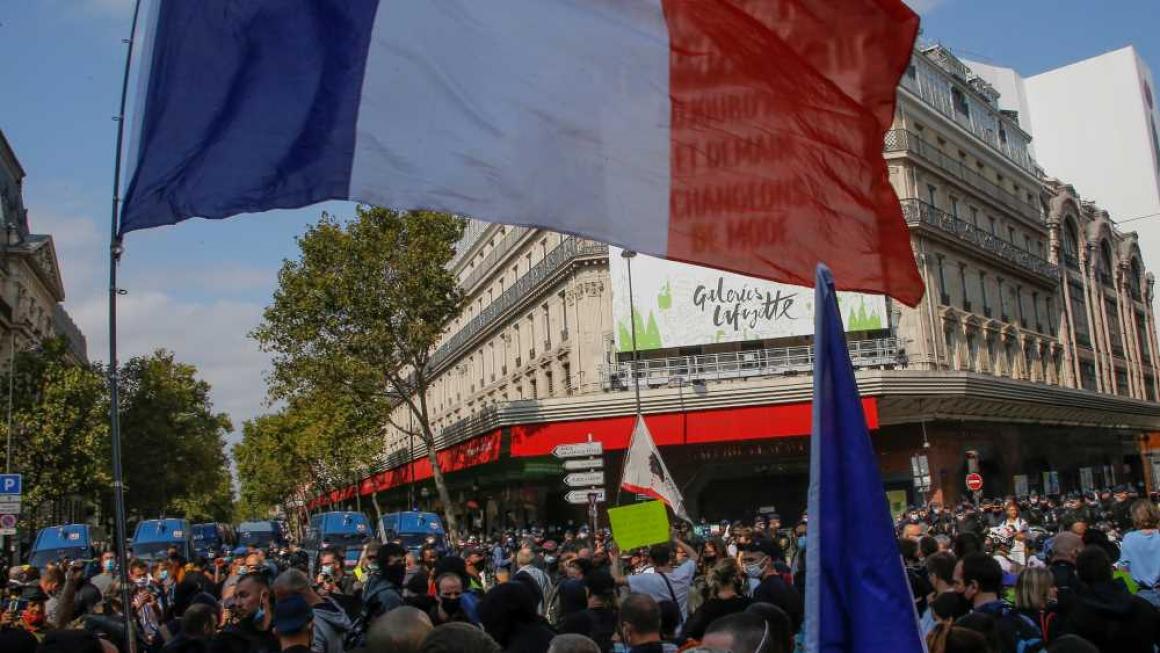 Галерия :: Снимка 1 :: „Жълтите жилетки“ отново се изправиха срещу Макрон (снимки)}