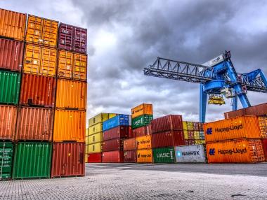 Лидерите обработват все повече контейнери