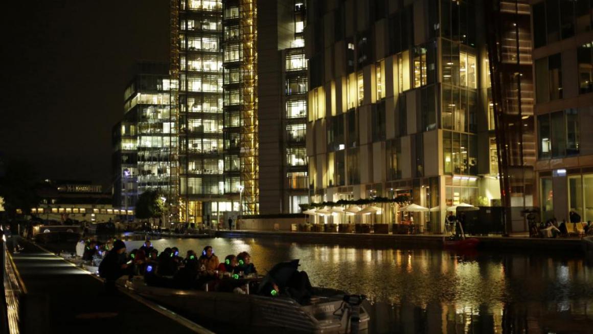 Галерия :: Снимка 5 :: Лондон също откри своето „плаващо“ кино (снимки)}