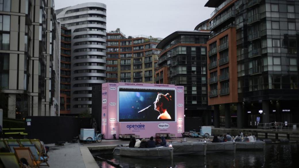 Лондон също откри своето плаващо кино