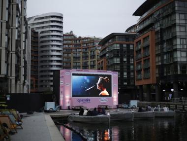 Лондон също откри своето плаващо кино