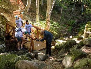 Доброволци от Пощенска банка обновиха екопътека на Витоша