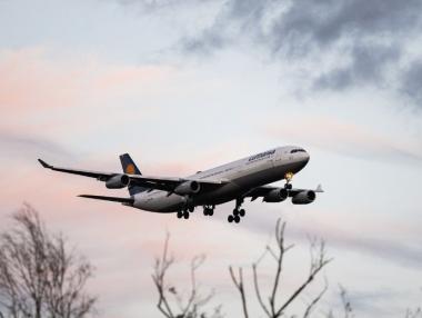 Въздушният трафик в Европа пада наполовина