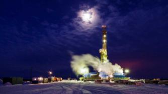 Петролът поевтинява след скока в началото на седмицата