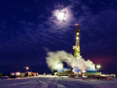 Петролът поевтинява след скока в началото на седмицата