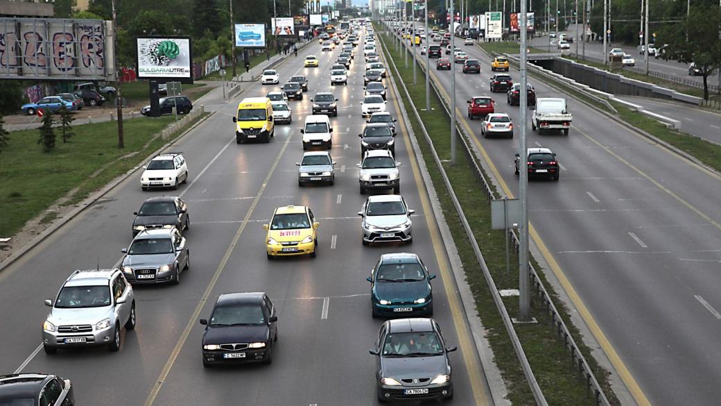 Продажбите на нови коли в България потъват с 40%