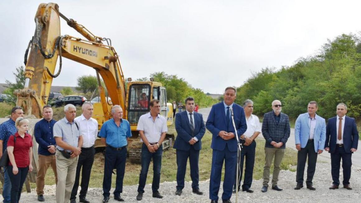 Галерия :: Снимка 2 :: Най-накрая започна дългоочакваният ремонт на пътя Русе – Кубрат }