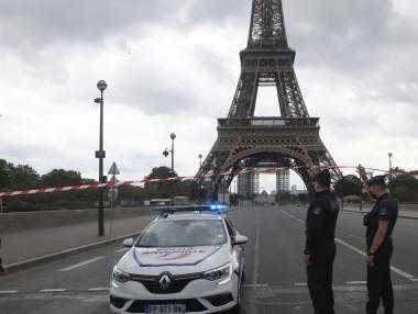 Франция затваря поетапно баровете и ресторантите