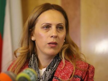 Николова предлага ваучери за ваканция да има и за учениците 