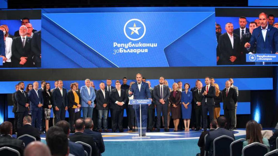 Галерия :: Снимка 1 :: Цветанов се закани да не управлява „от джипка“ при учредяването на новата си партия (снимки)}