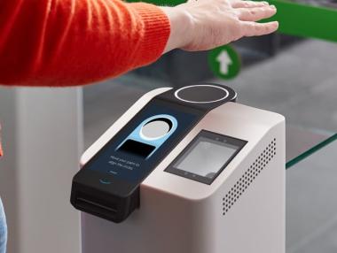 Amazon превръща дланта в безконтактна кредитна карта