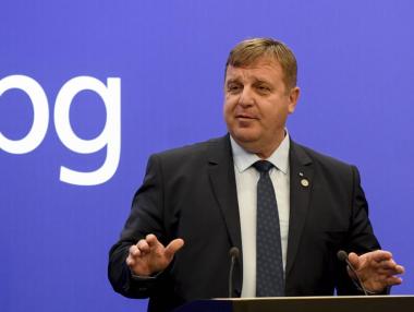 Новите самолети F-16 ще се плащат разсрочено, увери Каракачанов