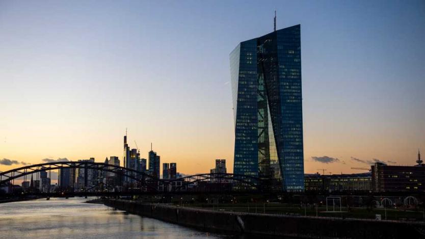 От днес EЦБ поема контрола върху 5 български банки