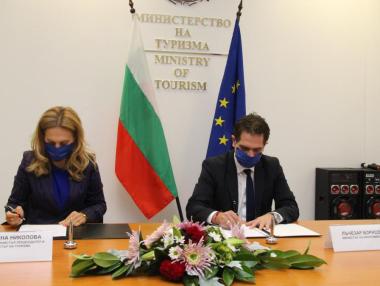 Правителството задвижи 10-те милиона помощ за туроператорите