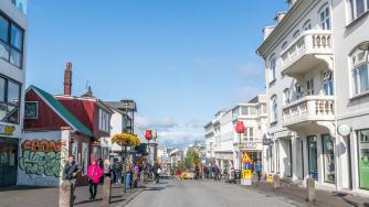 И Исландия затваря баровете заради ръста на заразените