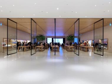 Apple разчиства чуждите слушалки и говорители от рафтовете си