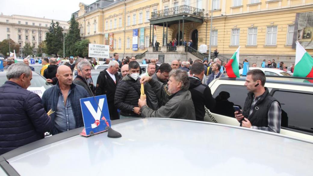Автоинструктури протестираха срещу идеята за изсветляване на бизнеса им