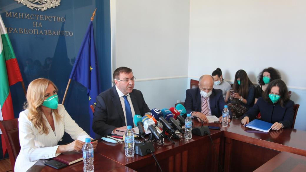 Здравният министър: Няма да затягаме мерките в България
