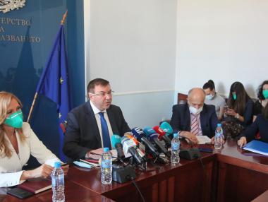 Здравният министър: Няма да затягаме мерките в България