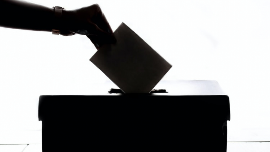 Финално: На следващите избори ще се гласува с машини и хартиени бюлетини