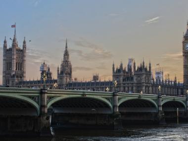 Възстановяването на британската икономика почти спря