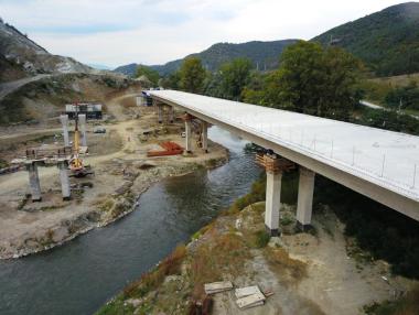 Първата половина от виадукта при тунел „Железница“ е почти готова