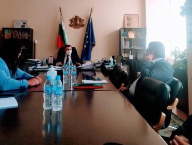 Здравният министър обеща засилен контрол в ресторанти, барове и дискотеки