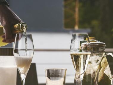 Коронакризата удари силно и продажбите на шампанско