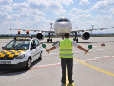 Пътниците през летищата в Бургас и Варна са намалели със 75.6%