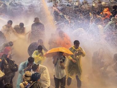 Снимка на деня: Протести и водни оръдия