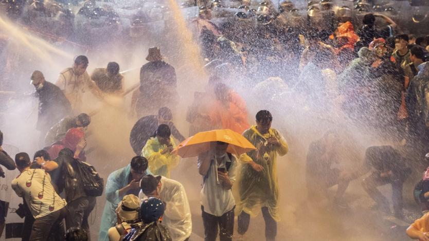 Снимка на деня: Протести и водни оръдия