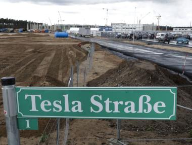 Tesla си плати водата в Германия, строежът на завода продължава