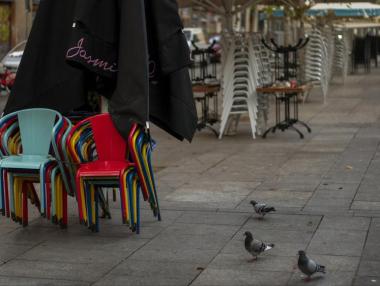 Уелс влиза в пълна двуседмична карантина от петък