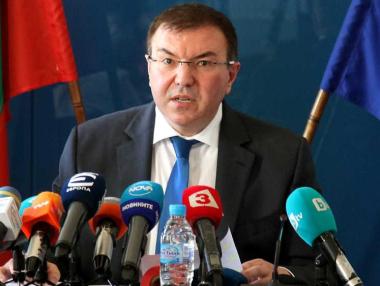 Здравният министър иска връщане на маските на открито