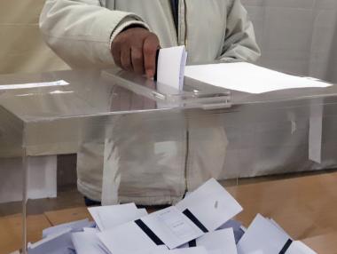 Доверието в основните политически сили спада