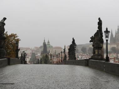 Чехия затваря магазините и ограничава движението на хора