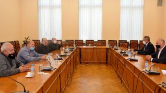 Държавата ще подкрепи финансово таксиметровите шофьори