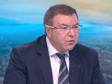 Здравният министър се поправи: Маски на открито - само на някои места