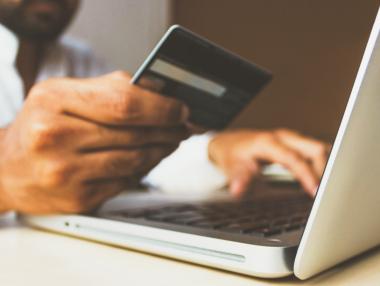 Какво купуват най-много българите онлайн?