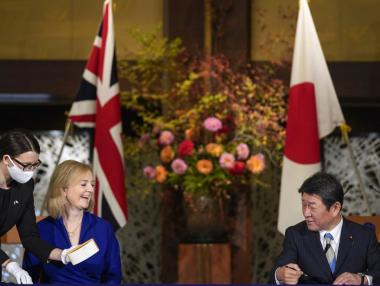 Великобритания подписа първото голямо търговско споразумение след Brexit