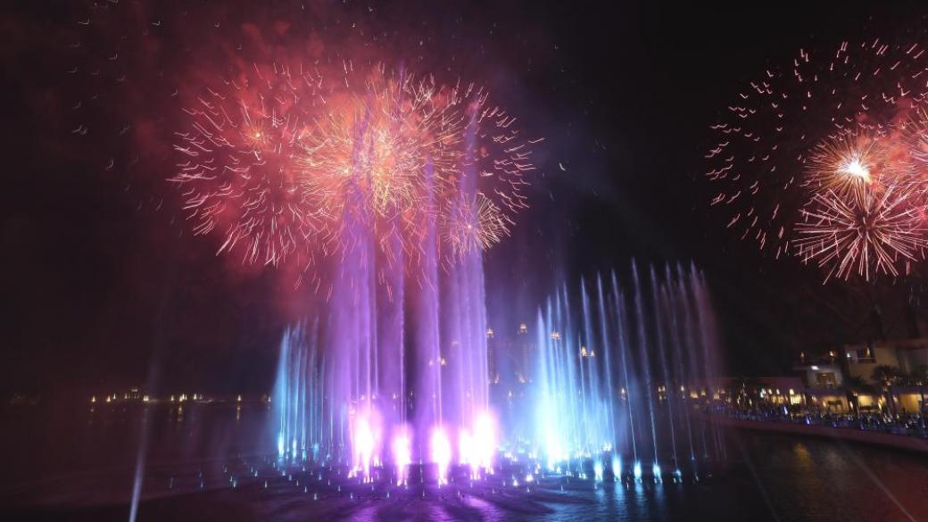 Дубай откри най-големия фонтан в света (снимки)